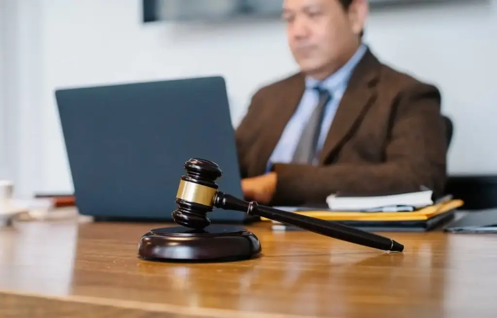 Cliente extranjero consultando con un abogado sobre cómo presentar una demanda en España